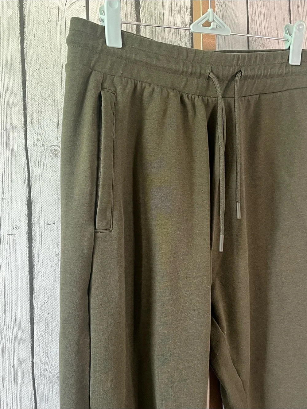 Gymshark men’s critical zip pocket military green tapered ankle pull on pants M
